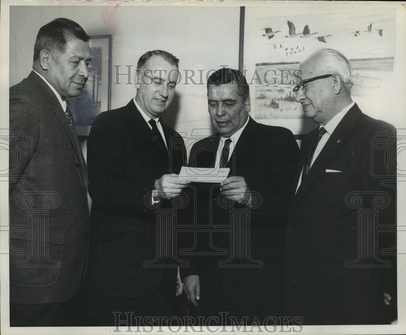 Load image into Gallery viewer, 1967 Press Photo LP Voigt presents Menominee Enterprises officials with a check
