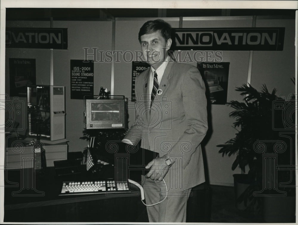 1988 Press Photo Innovation Computer Corp. Jim Voigt shows Stealth Computer- Historic Images