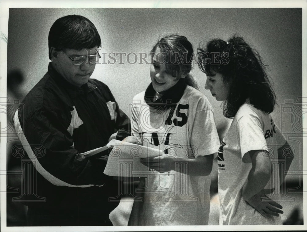 1991 Press Photo Co-coach Greg Vock goes over plan with Kettle Morain members- Historic Images