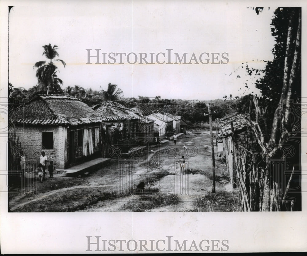 1963 Press Photo Brazil&#39;s town of Viana, headquaters for Miss Pax &amp; teammates- Historic Images