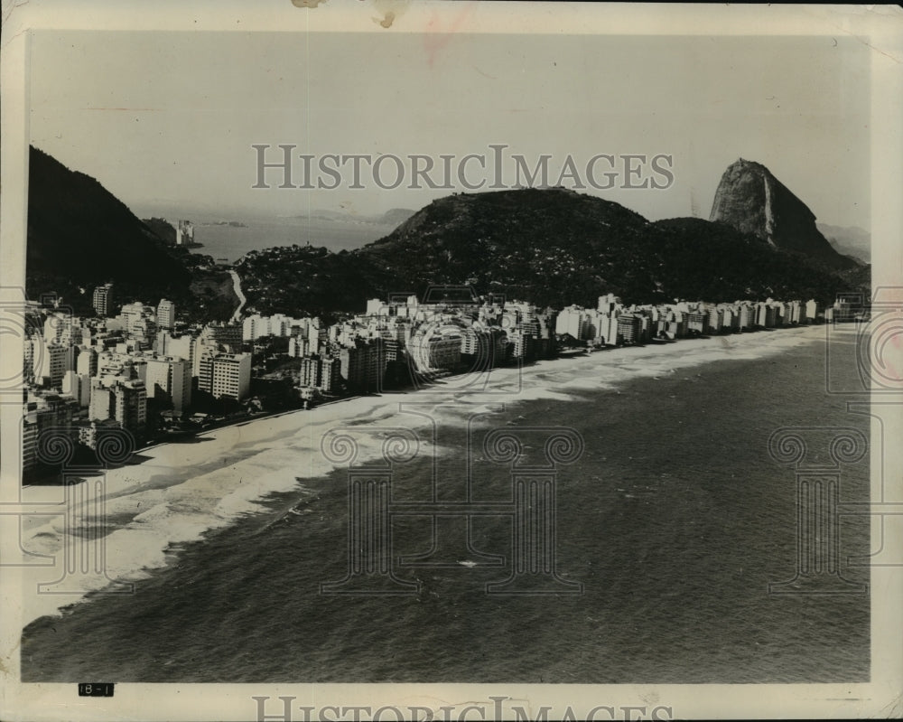 1957 Press Photo View of Copacabana, Rio de Janeiro and Sugar Loaf mountain- Historic Images