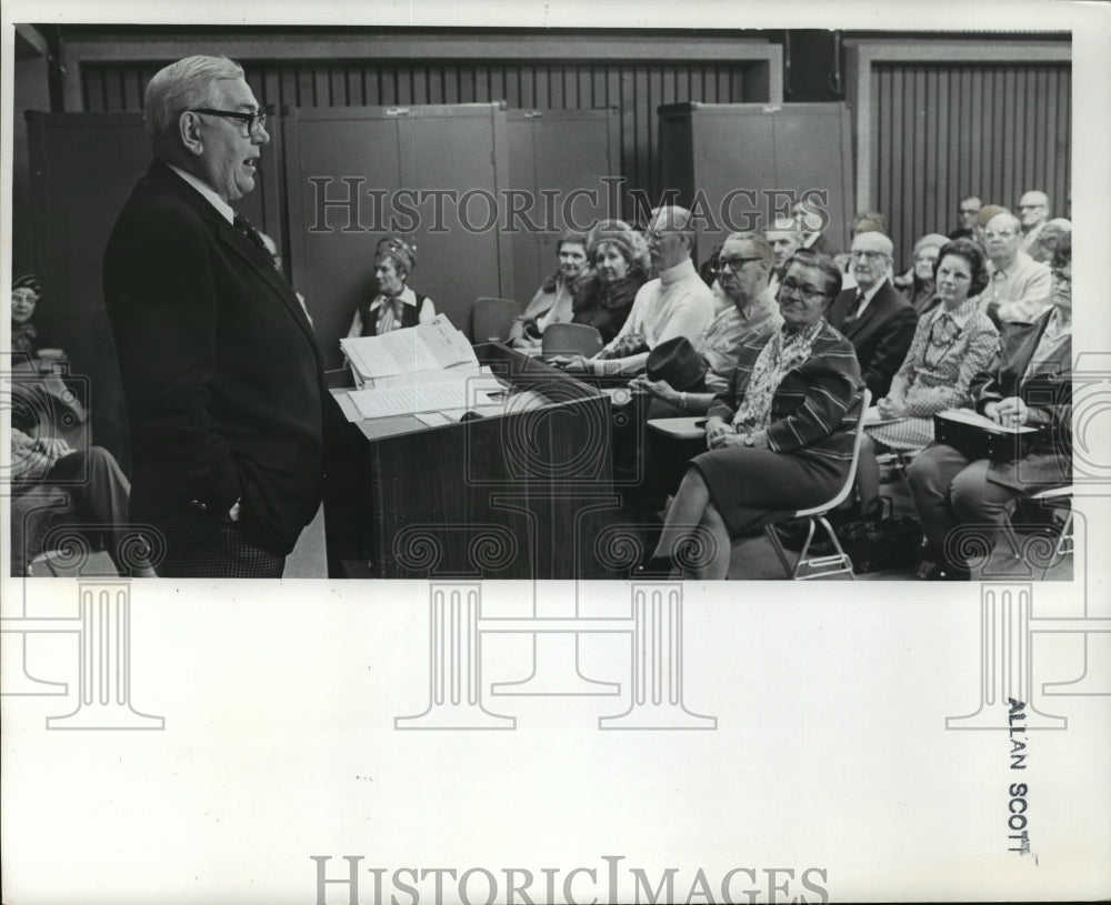 1975 Press Photo Police Chief Harold Breier speaking to about safety to seniors