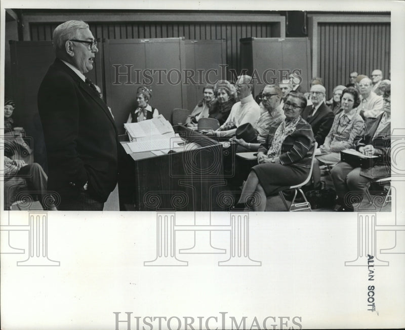 Load image into Gallery viewer, 1975 Press Photo Police Chief Harold Breier speaking to about safety to seniors

