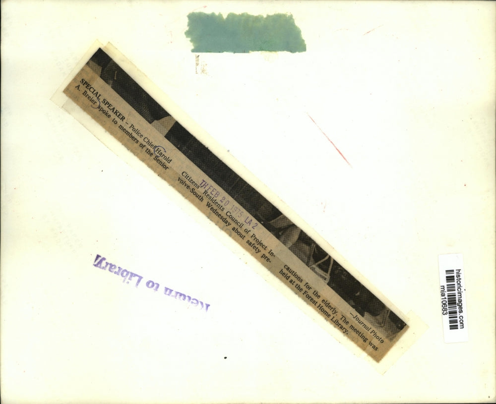 1975 Press Photo Police Chief Harold Breier speaking to about safety to seniors