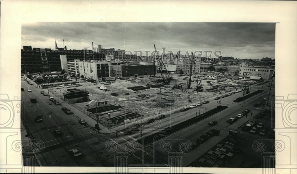 1986 Press Photo Construction site of the Bradley Center- Historic Images