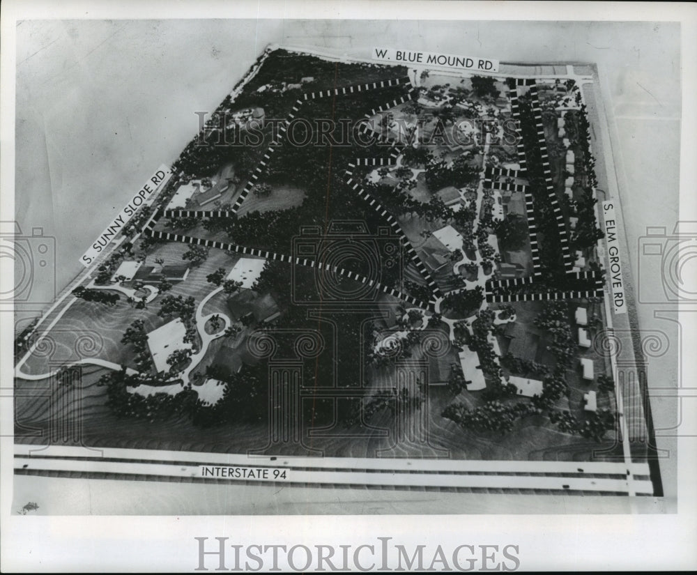 1971 Press Photo Model for Brookfield Common Council of Nature Preserve- Historic Images