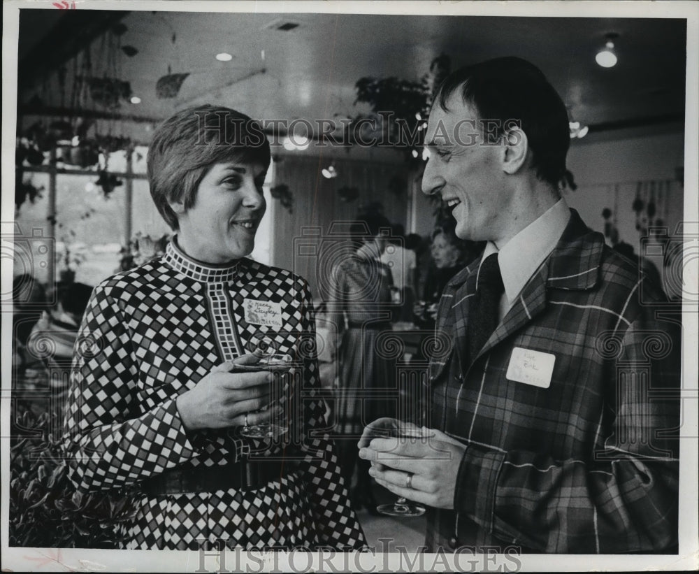 1972 Press Photo Mrs. John Banzhaf of Laura Sherry League & Actor Raye Birk