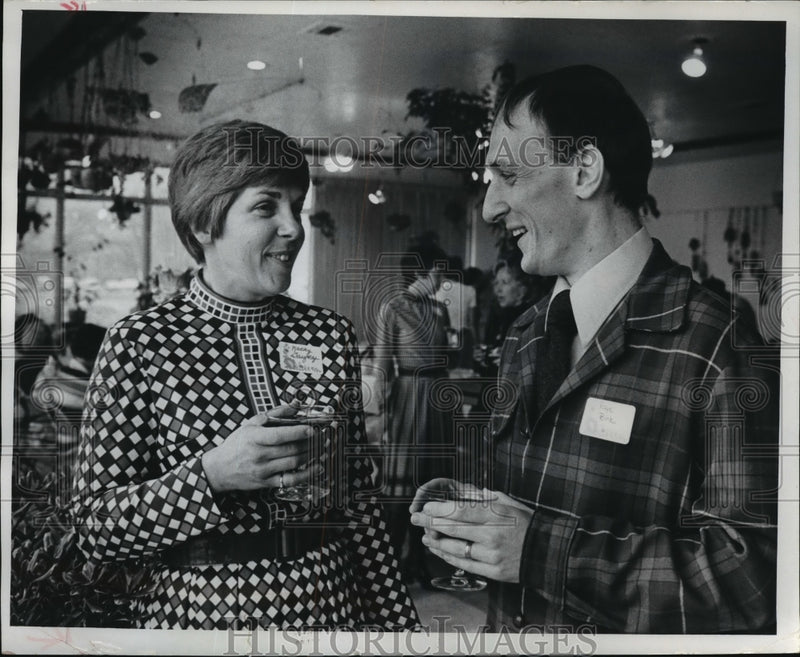 Load image into Gallery viewer, 1972 Press Photo Mrs. John Banzhaf of Laura Sherry League &amp; Actor Raye Birk

