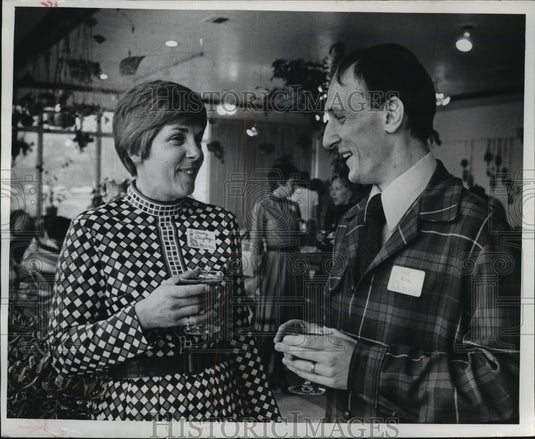 1972 Press Photo Mrs. John Banzhaf of Laura Sherry League & Actor Raye Birk