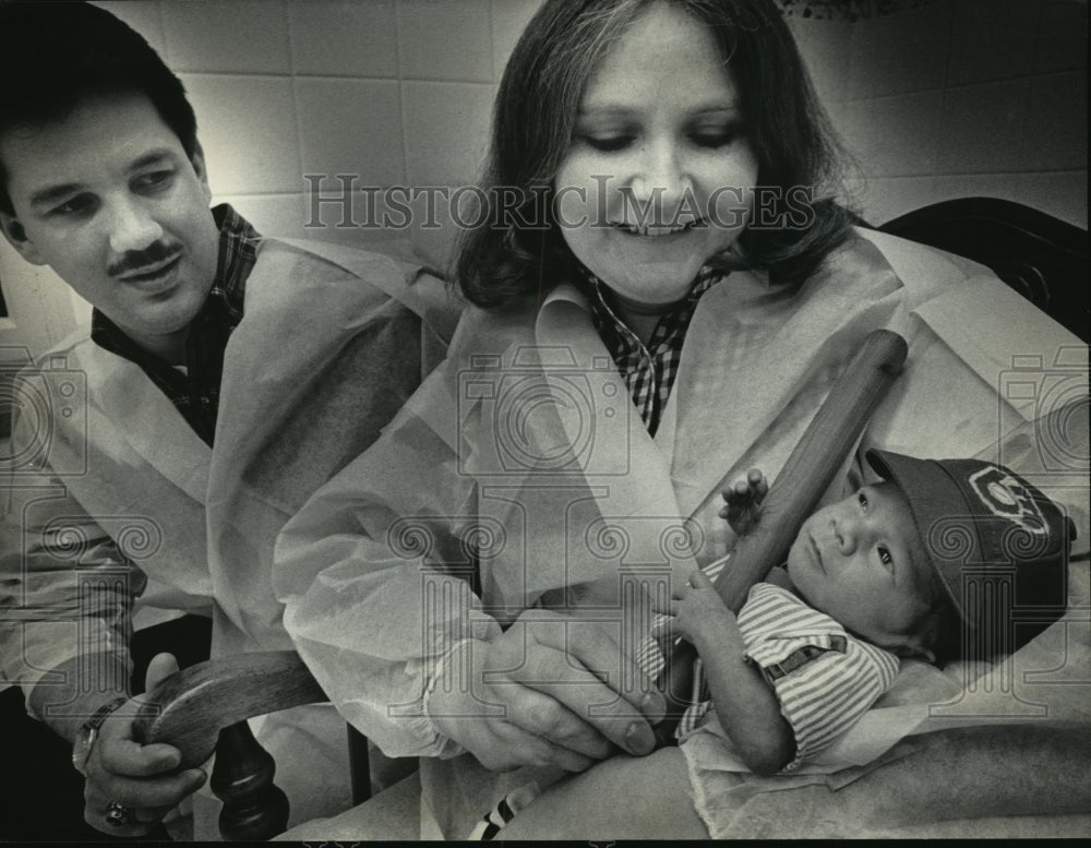 1985 Press Photo Annie Emmerich held son Mark at Milwaukee County Complex- Historic Images