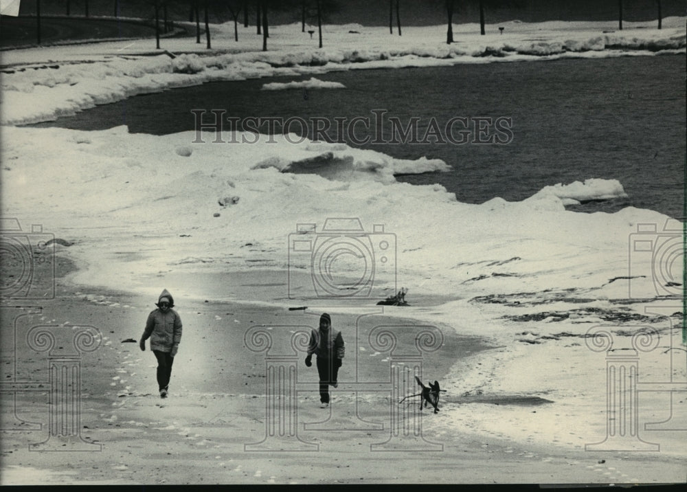 1986 Press Photo Kathy Retzke &amp; Pat Nell walking w/ their dog on Bradford Beach- Historic Images