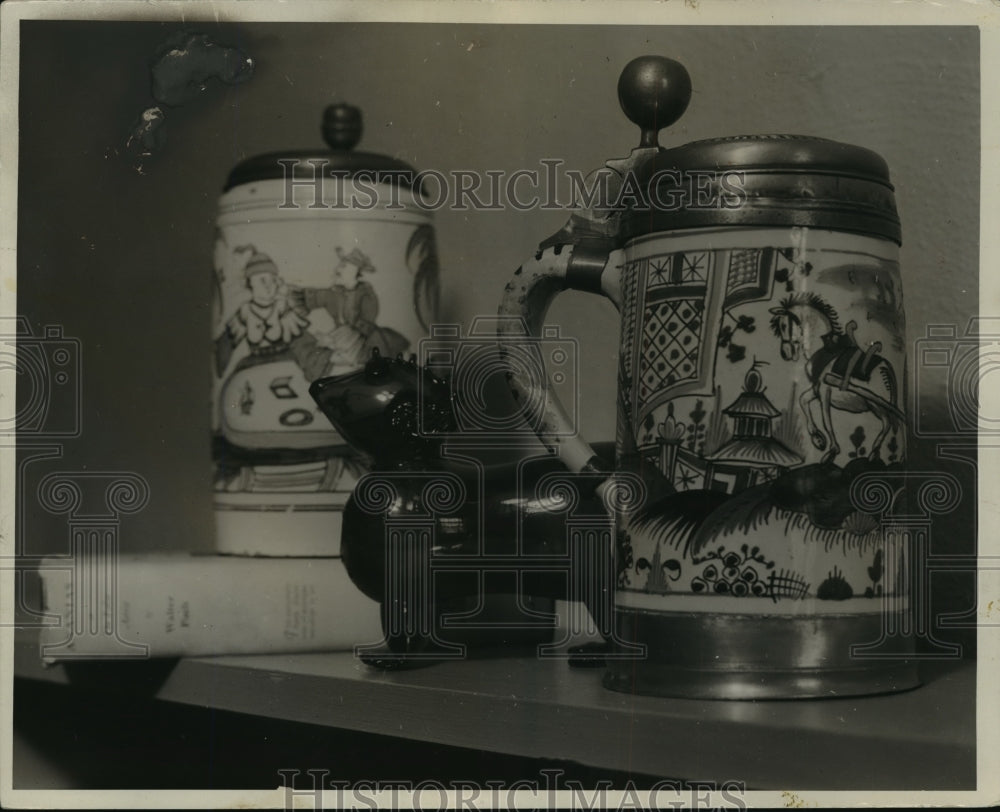 1934 Press Photo Adolph Finkler collection of Steins at the Art Institute- Historic Images