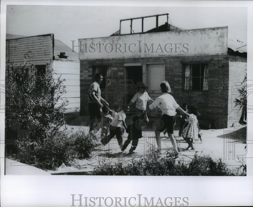 1966 Press Photo Vista workers frolic with the kids in front of the school house- Historic Images