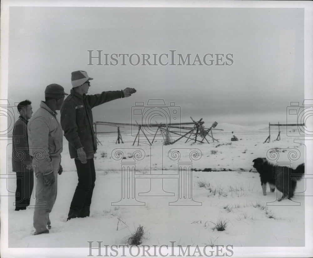 1970 Press Photo Gary Barelay gives practical advice, assistance at Hooper&#39;s Bay- Historic Images