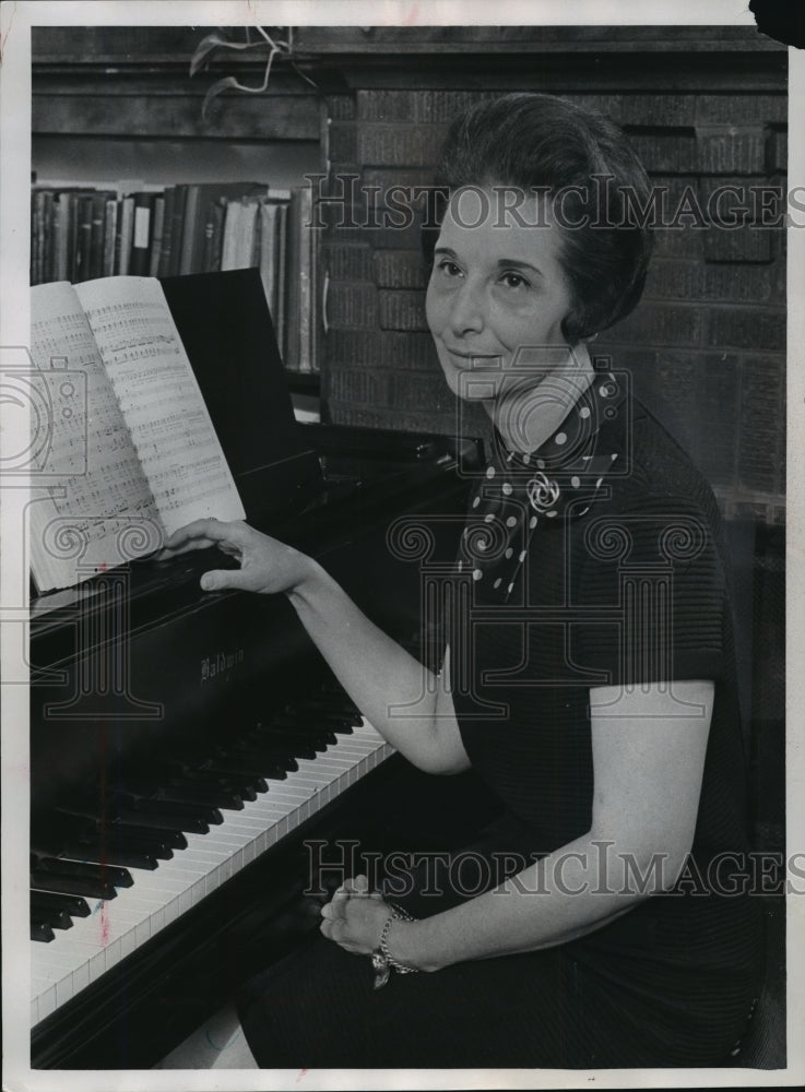 1967 Press Photo Mrs John Anello, first honorary member of the Opera Club- Historic Images