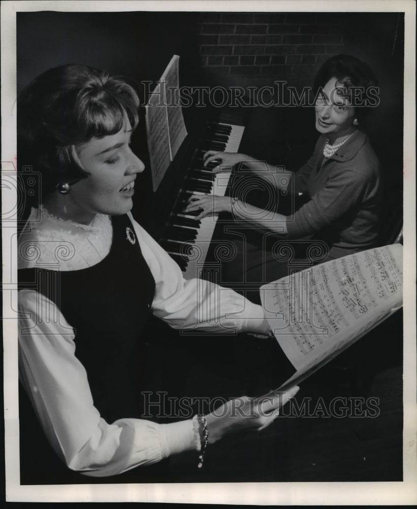 1962 Press Photo Miss Judy Serr and Mrs. John Anello- Historic Images