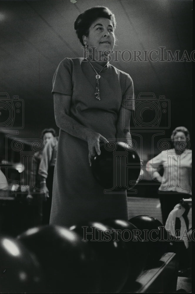 1971 Press Photo Betty Amick playing bowling - Historic Images