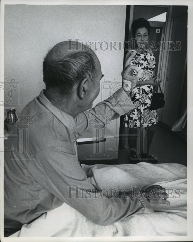 1970 Press Photo County Board Chairman Eugene Grobschmidt w/ Mrs John Anick- Historic Images