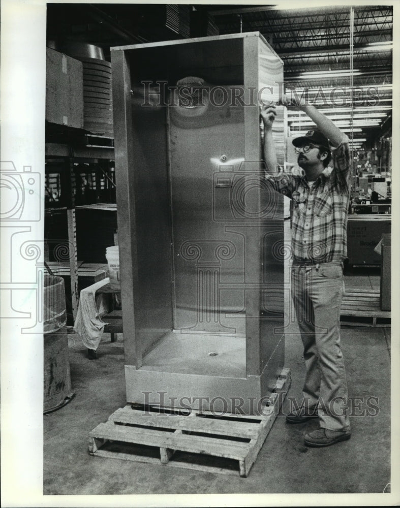 1982 Press Photo Jerry Droese finishing stainless steel prison shower for prison- Historic Images