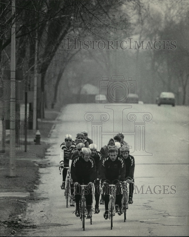 1986 Press Photo Members of the Hampshire Cycle Club took on N Lake Dr- Historic Images