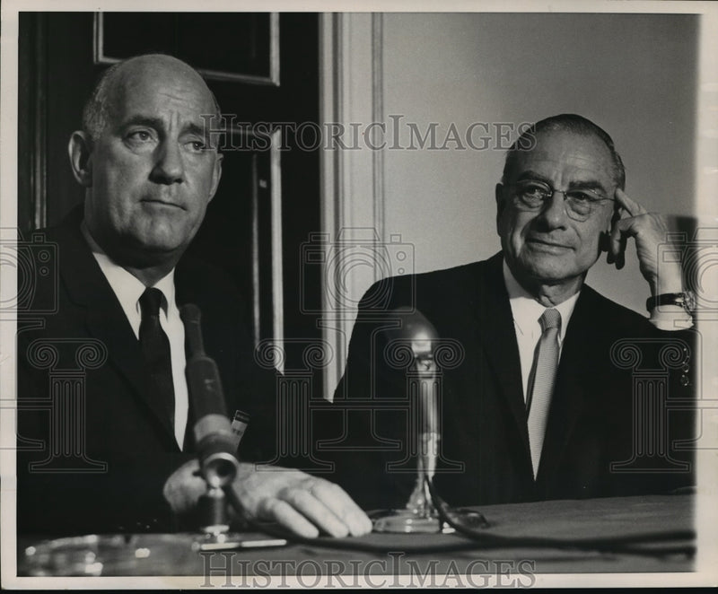 Load image into Gallery viewer, 1962 Press Photo Dr. Edward R. Annis and Dr. George Fister - mja11374
