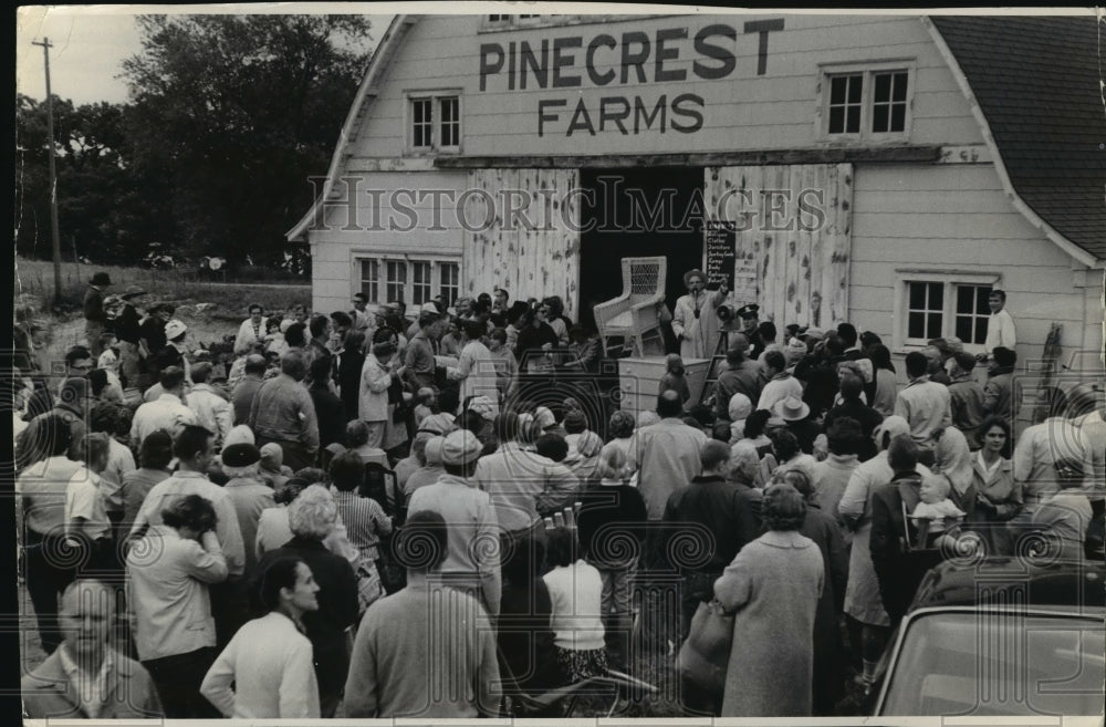 1961 Press Photo Two barns were loaded with white elephants for rummage sale- Historic Images