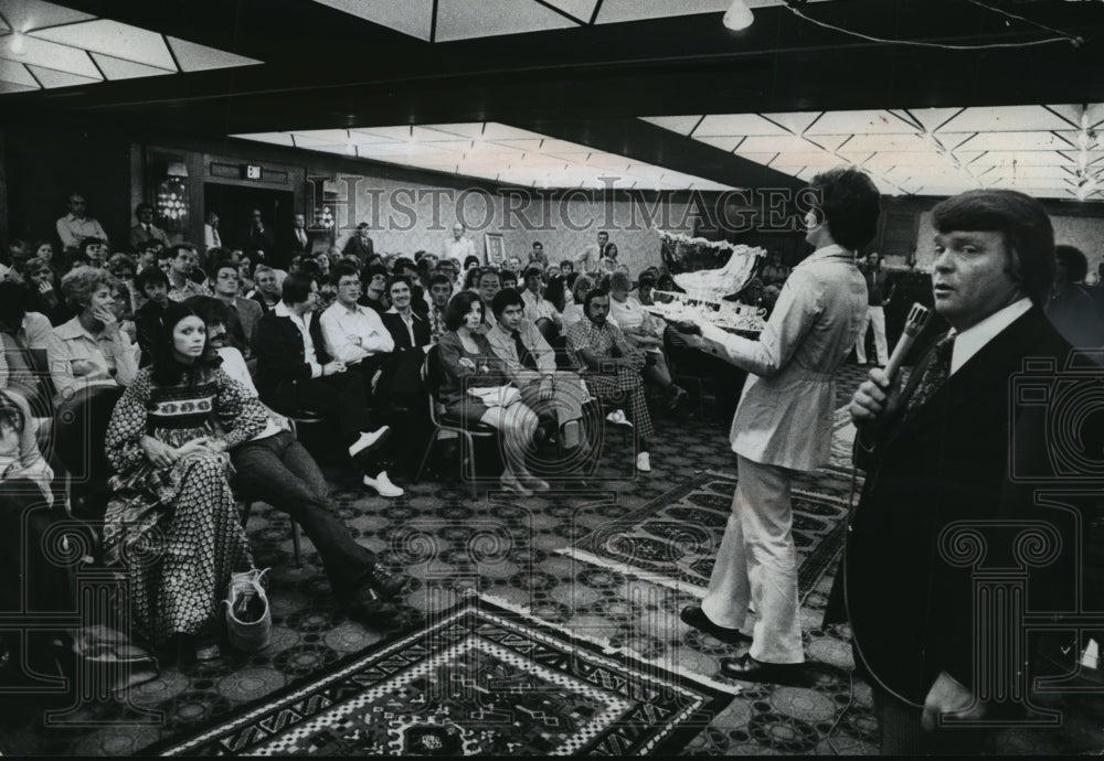 1974 Press Photo The buyers waited for their favorite pieces to be sold  - Historic Images