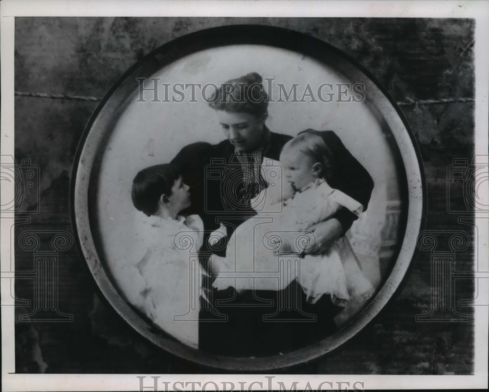 1962 Press Photo Frances Cleveland with her children Esther on her lap &amp; Ruth- Historic Images