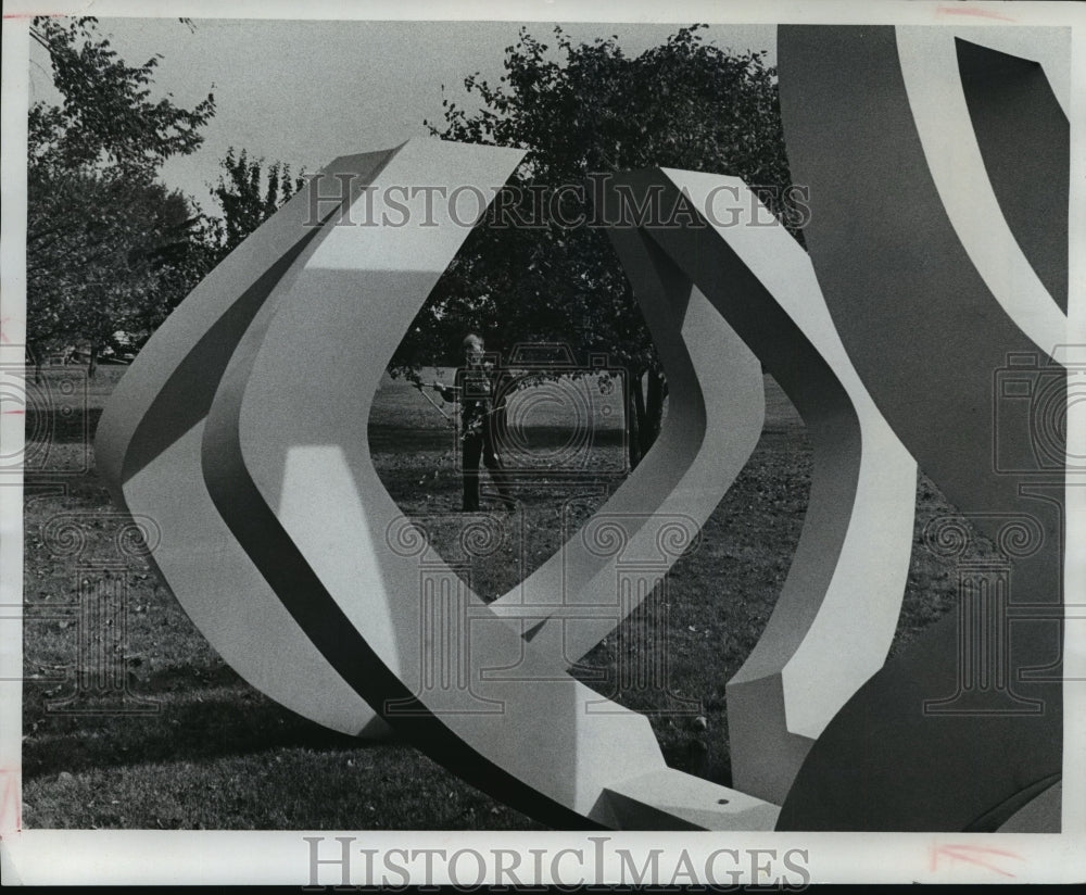 1978 Press Photo Trio at the Bradley Family Foundation Sculpture Garden- Historic Images