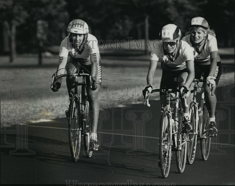 1988 Press Photo Kristin Savitt chased Sarah Hart during a recent practice- Historic Images