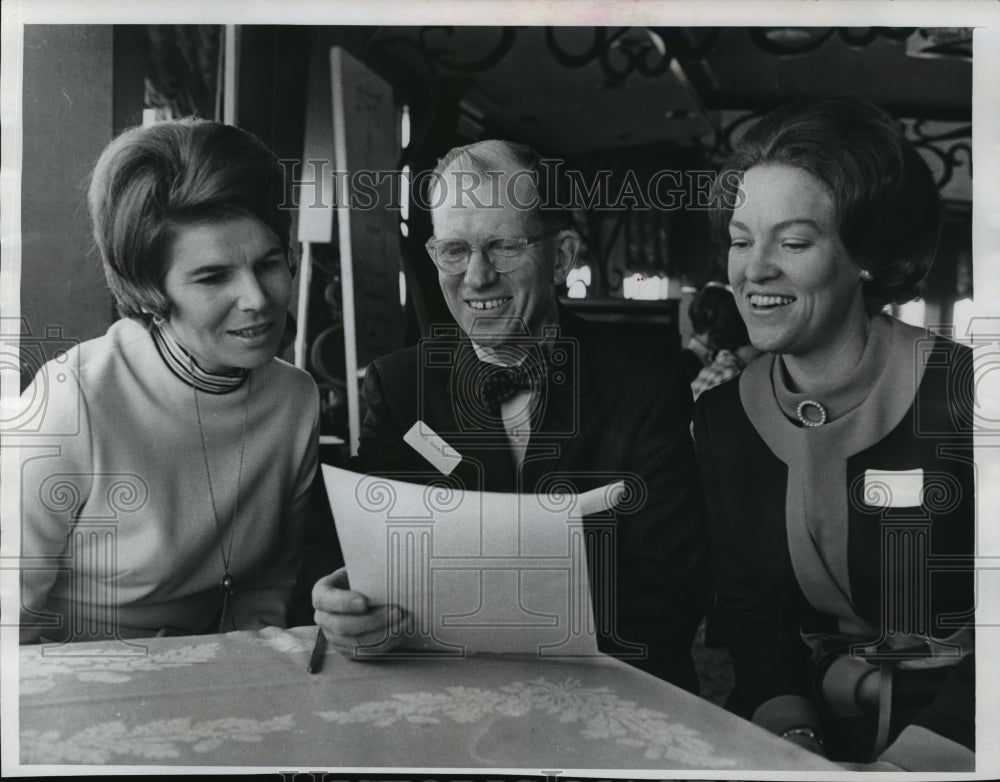 1970 Press Photo Joseph R. Barnett, Mrs. Richard Berndt and Mrs. G.W. Pollock- Historic Images