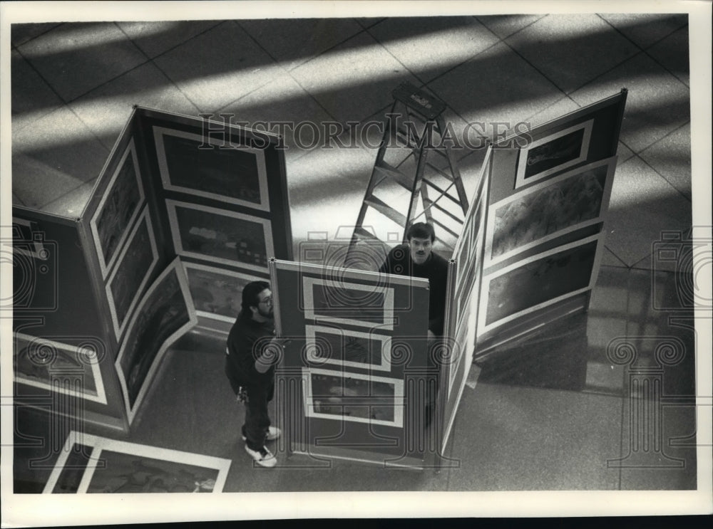 1991 Press Photo Rudy Vasquel and Mark Stewart at lobby of Bradley Center- Historic Images