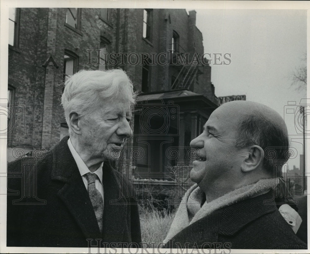 1965 Press Photo Dr Edwin Elson in front of old Carlton Hotel w/ Dr Ralph Davis- Historic Images