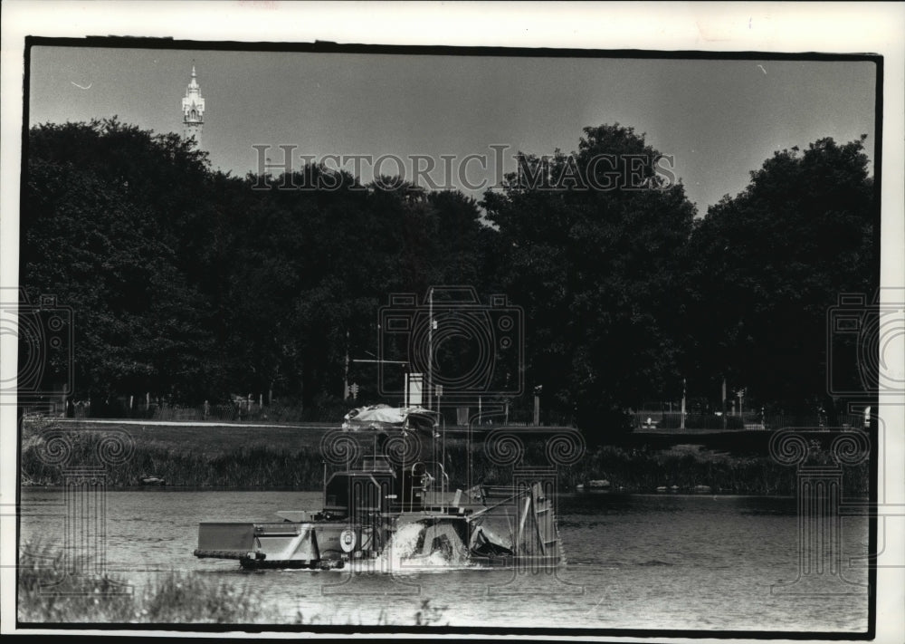 1991 Press Photo Milwaukee co weed-cutting machine tackles Veterans Park lagoon- Historic Images