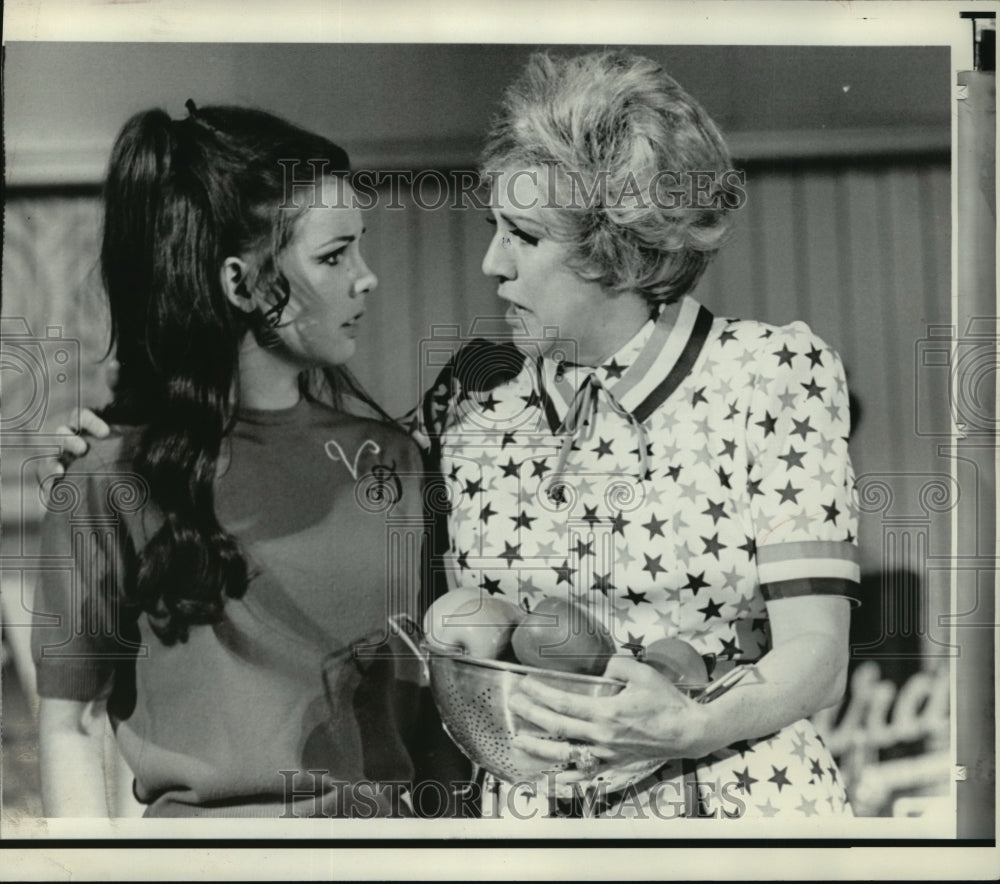 1971 Press Photo Patti and Shayne in &quot;Victory Canteen&quot; - Historic Images