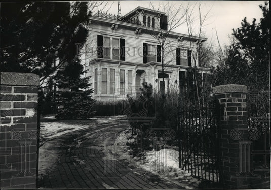 1989 Press Photo An iron fence around the Walker home in Berlin - mja11991- Historic Images