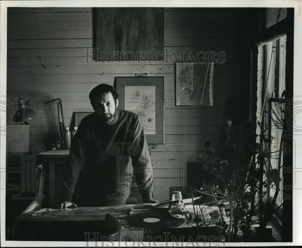 1972 Press Photo Fred Bermaw and work of artist - mja11998