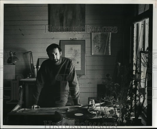 1972 Press Photo Fred Bermaw and work of artist - mja11998