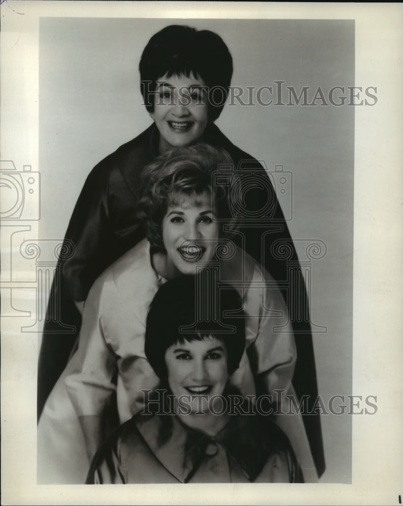 1965 Press Photo The singing Andrews Sisters join Mike Douglas Show as co-host- Historic Images