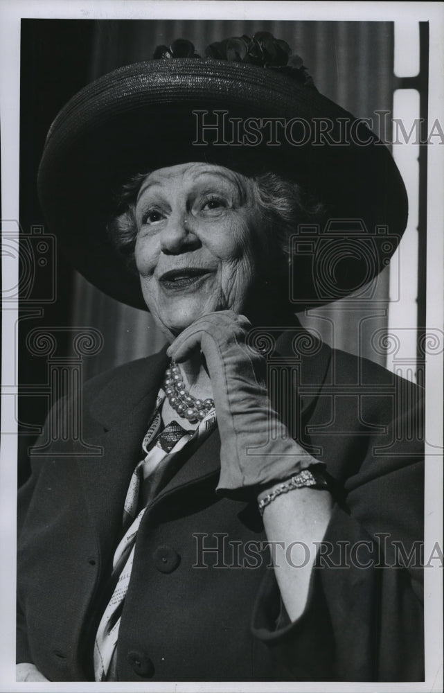Load image into Gallery viewer, 1963 Press Photo Mrs James Bergstrom adviser Board of Governors, Mt Mary College
