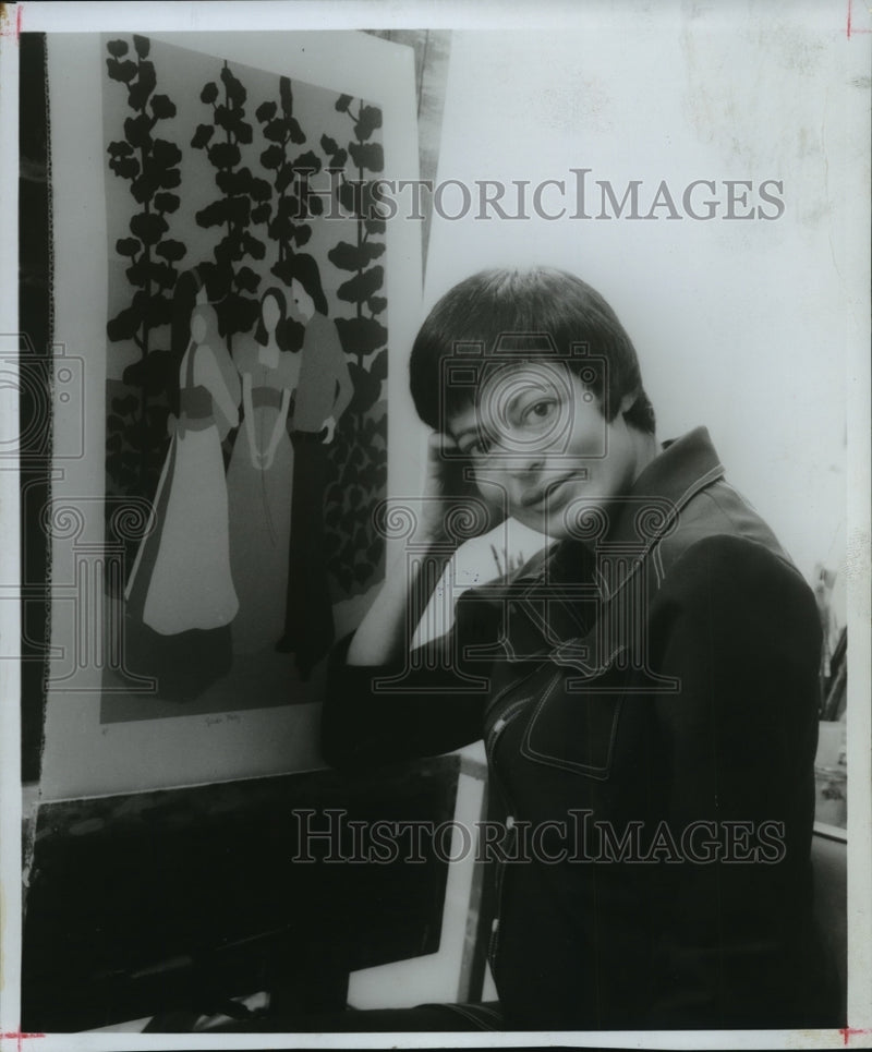 Load image into Gallery viewer, 1974 Press Photo Ariane R Berman, having her first Midwestern museum show
