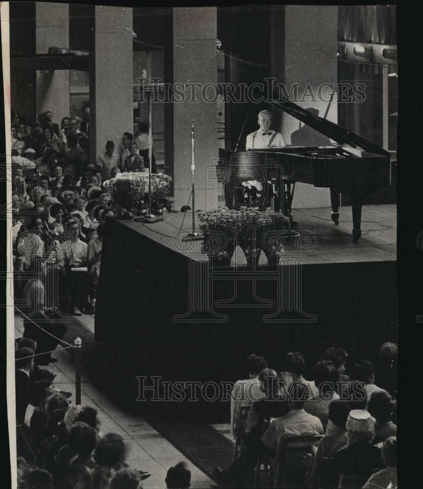 1963 Press Photo Pianist Ralph Votapek in capitol court concert - mja12287