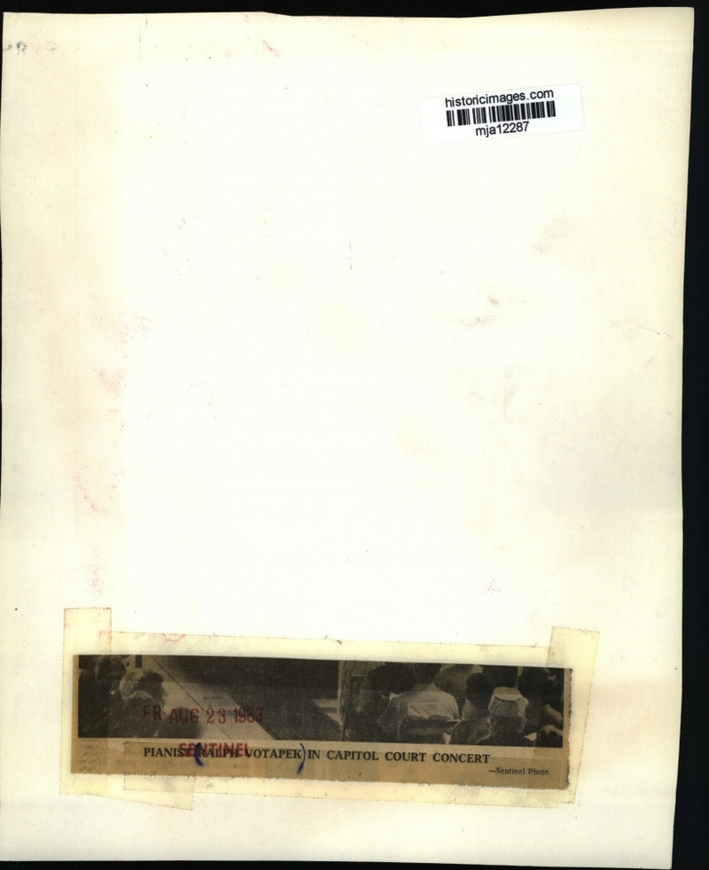 Load image into Gallery viewer, 1963 Press Photo Pianist Ralph Votapek in capitol court concert - mja12287
