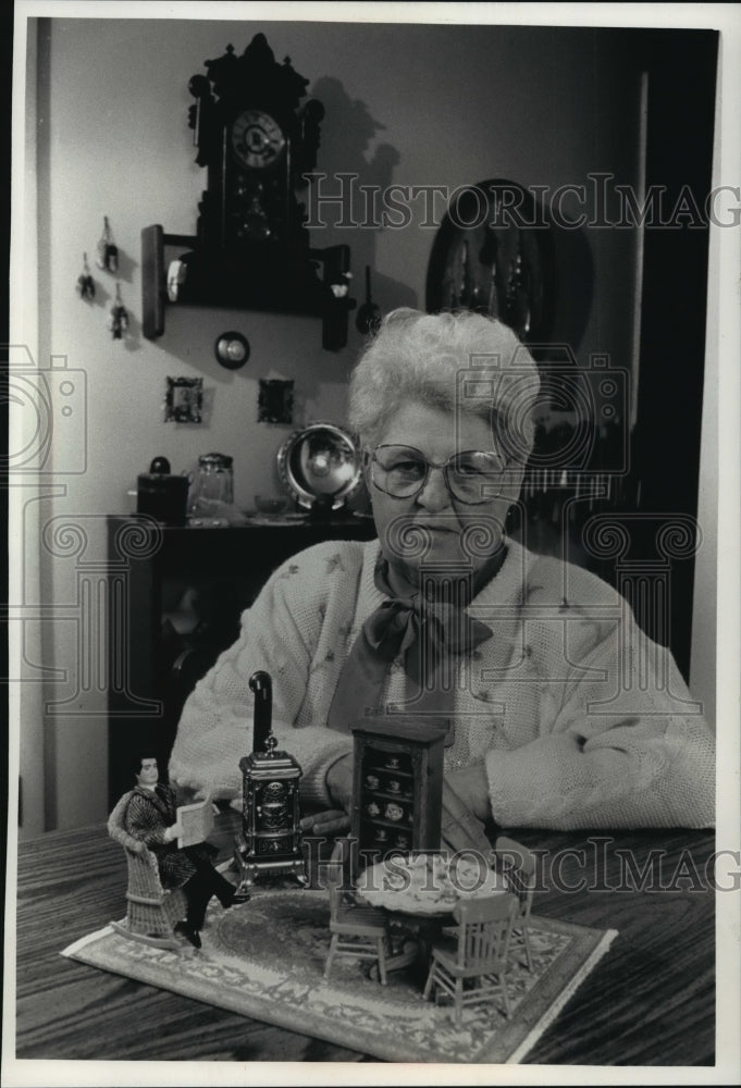 1990 Press Photo Catherine Anderson displays a variety of miniatures - Historic Images