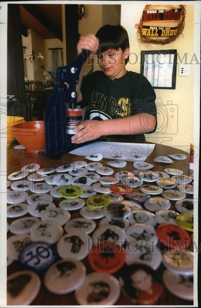 1984 Press Photo Mike Andera-Meisser, stamps out buttons for profit- Historic Images