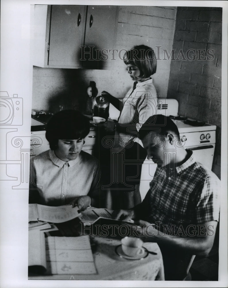 1966 Press Photo &quot;Vista worker Clifford W. Schweitzer with girls he works with&quot;- Historic Images