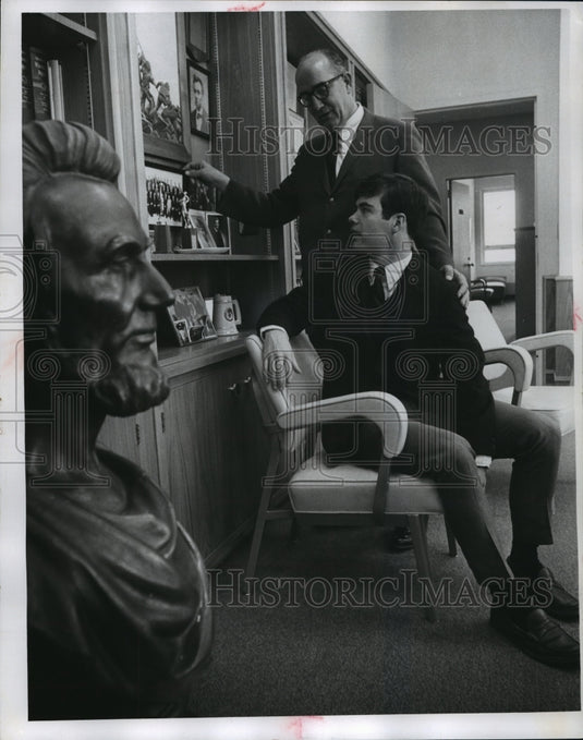 1969 Press Photo Waukesha County Circuit Judge Clair Voss with son Patrick- Historic Images