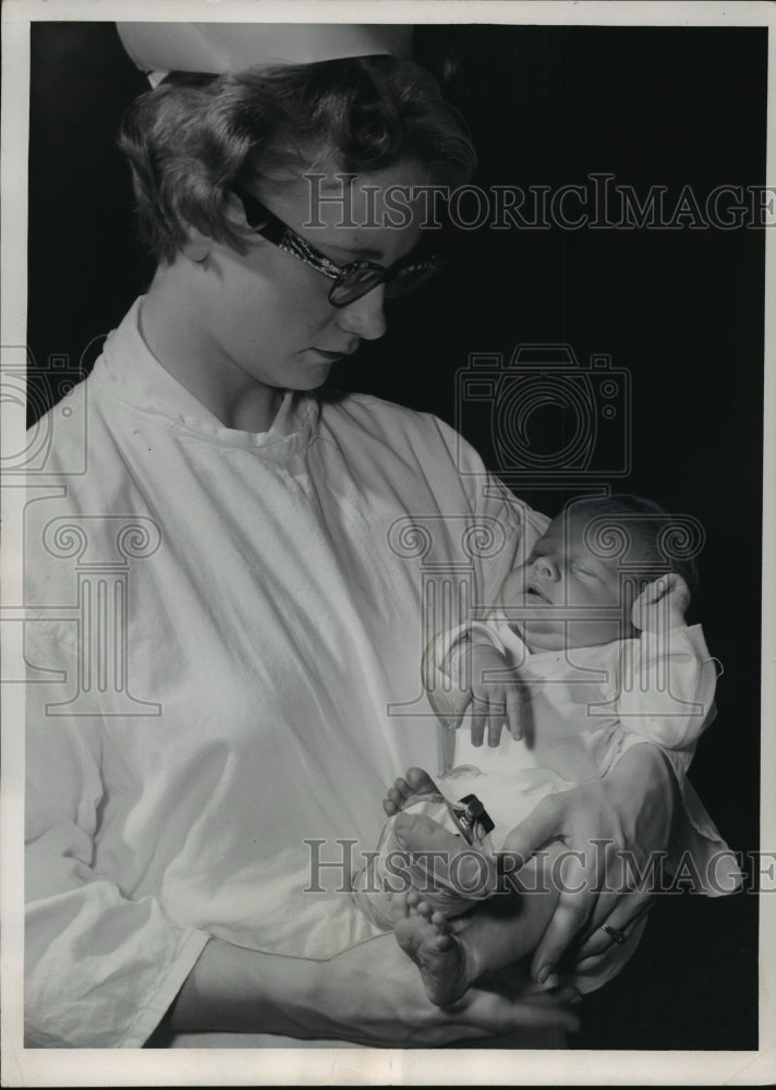1956 Press Photo 9day old David Kitzinger held by Mrs Yeddie Bisbee- Historic Images