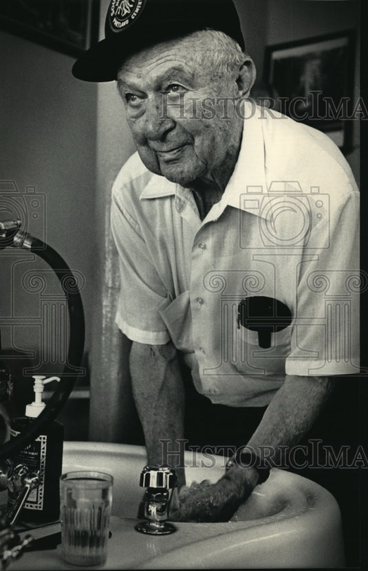 1987 Press Photo Emil Hermann of Classic Barbershop- Historic Images