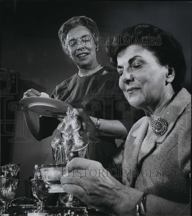 Load image into Gallery viewer, 1963 Press Photo Mrs. Bruno and Mrs. Adolph Suppan - mja12793
